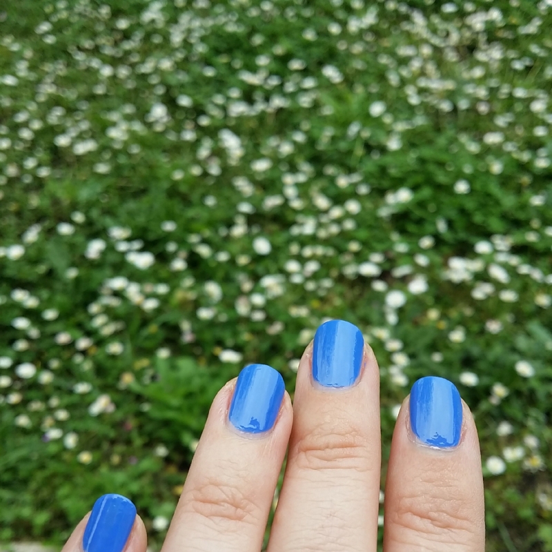 Vernis à ongles bleu